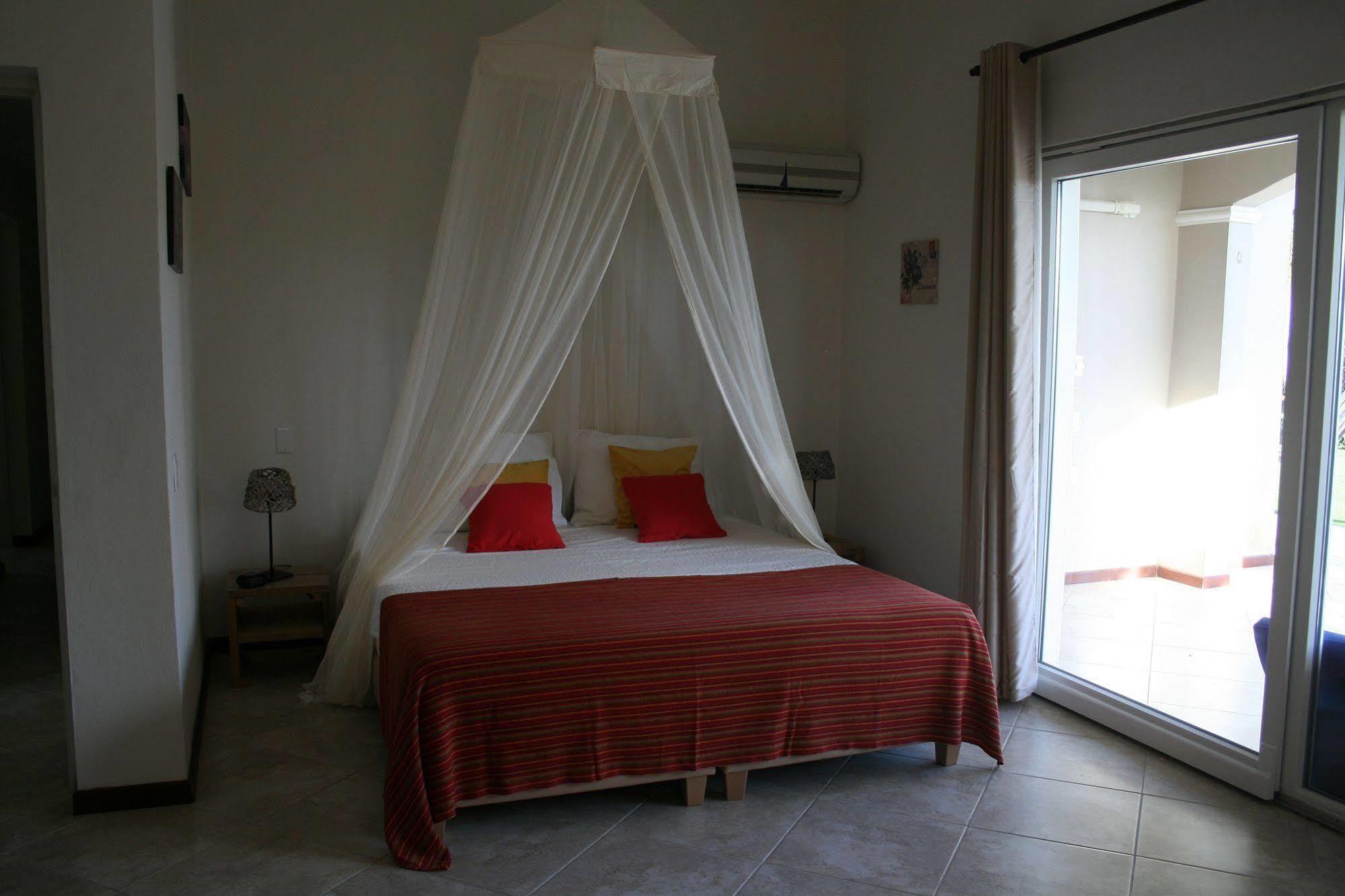 Hibiscus Beach House Jan Thiel Екстериор снимка