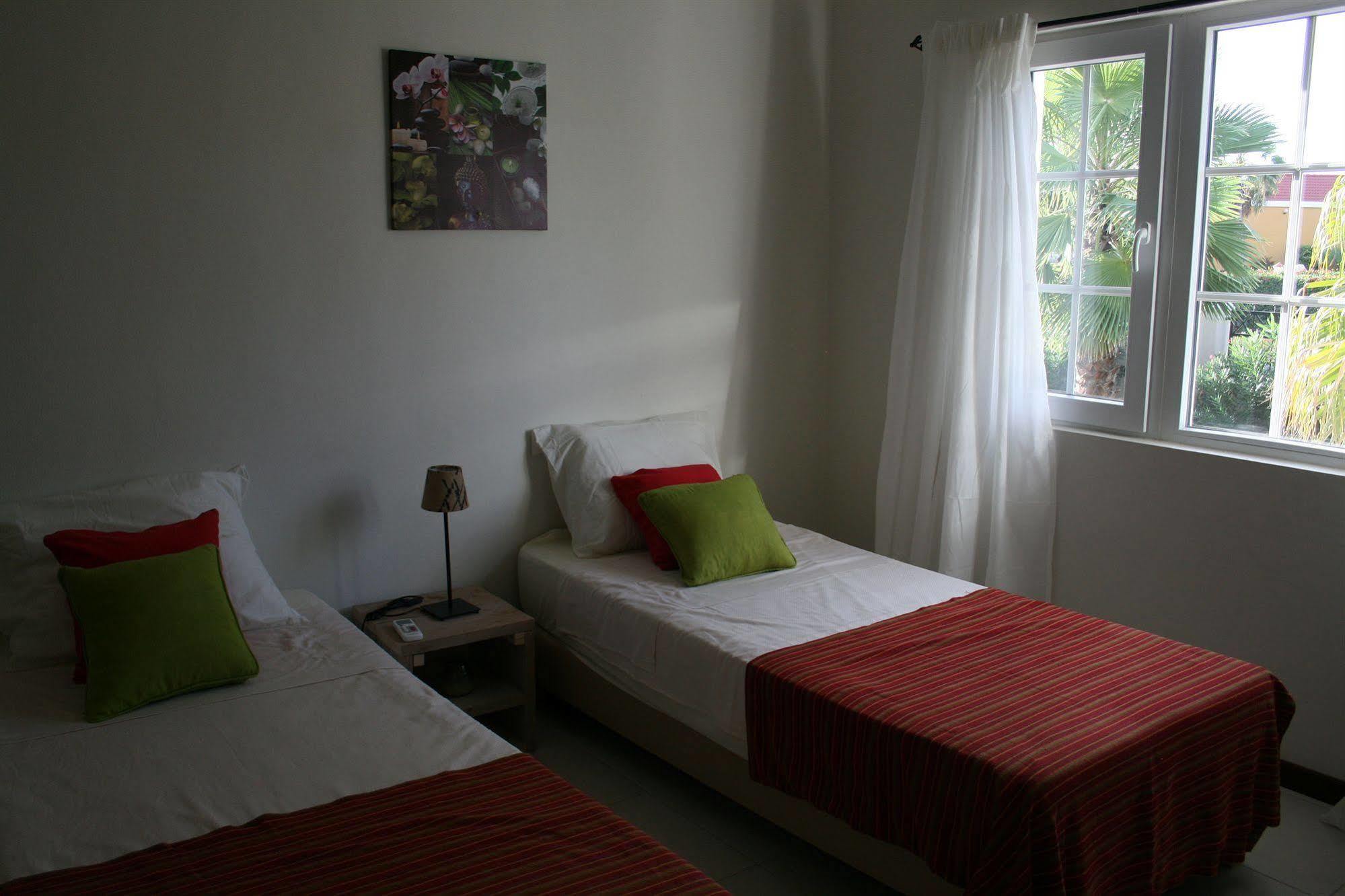 Hibiscus Beach House Jan Thiel Екстериор снимка